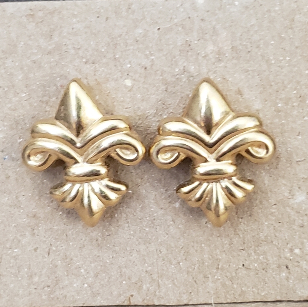 Gold Vintage Puffy Fleur de Lis Stud Earrings